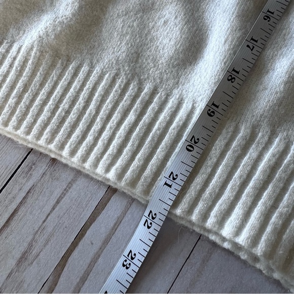 NWT Banana Republic Cozy Alpaca V Neck Sweater in White size Small - Picture 14 of 14